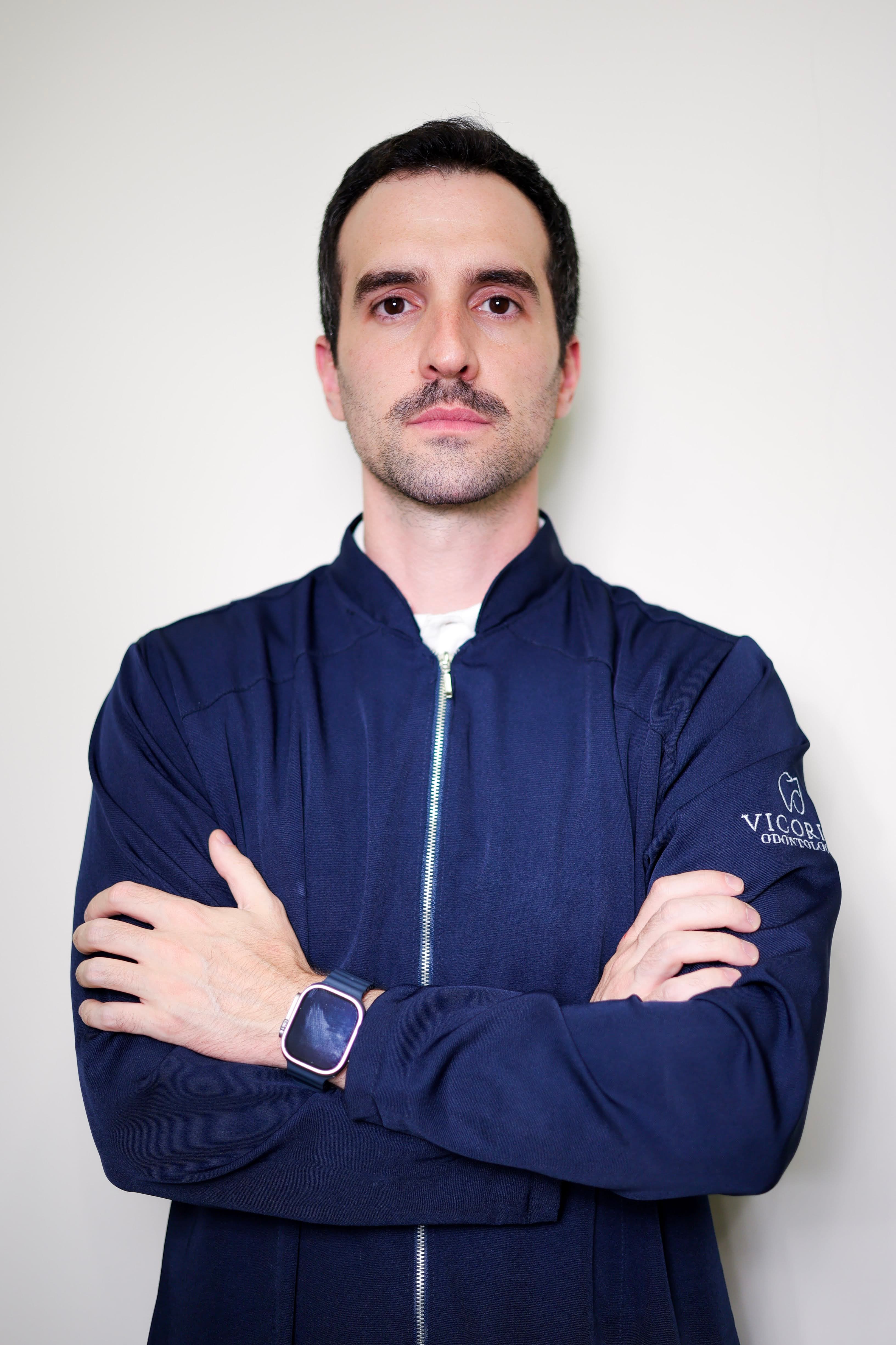 Victor Barbosa Quagliarini — Especialista em Implantodontia